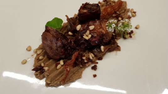 Χταπόδι με πουρέ κάστανο και καραμελωμένο κρεμμύδι