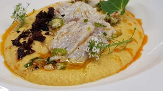 Λαυράκι καρπάτσιο με πουρέ ρεβιθιών