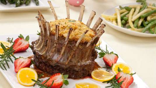 Κορώνα αρνιού γεμιστή με ρύζι, σπανάκι και φέτα (της Μυρσίνης Λαμπράκη)