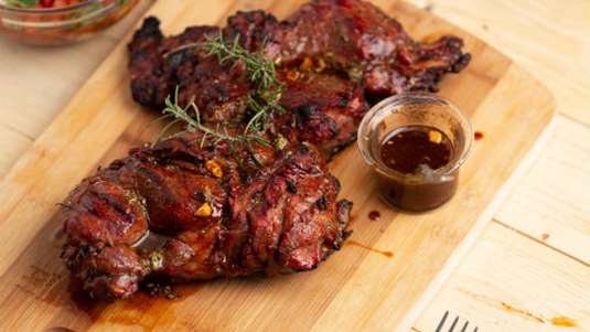 Αρνί μπούτι “πεταλούδα” με πετιμέζι στο γκριλ (της Μυρσίνης Λαμπράκη)