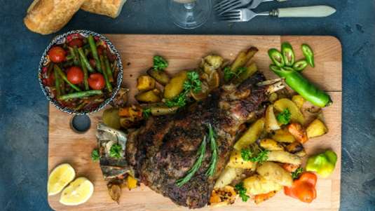 Αρνί σαν οφτό, στον φούρνο του σπιτιού (της Μυρσίνης Λαμπράκη)