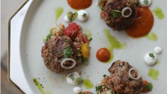 Σουτζουκάκια Θεσσαλονίκης με κιμά από ζυγούρι, ταμπουλέ με πλιγούρι, σμυρνέϊκη σάλτσα και τυρί τσαλαφούτι 