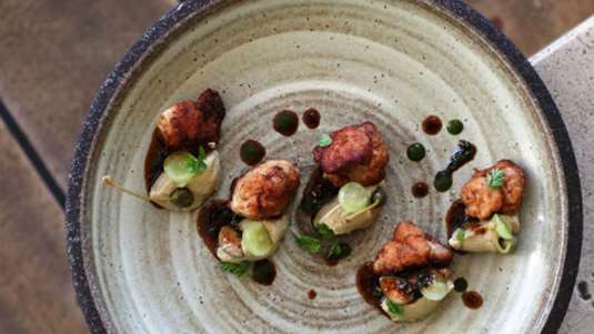 Αρνίσια γλυκάδια «σοφρίτο» με πουρέ καπνιστής μελιτζάνας, σταφύλι και κάππαρη