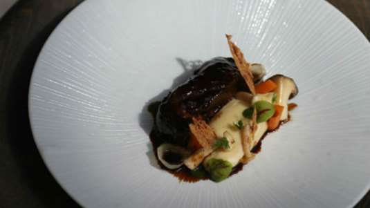 Μοσχαρίσια μάγουλα κρασάτα με Ξινόμαυρο Νάουσας, πουρέ μαϊντανόριζας & λαχανικά