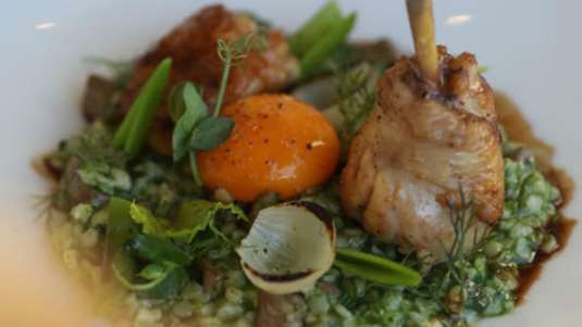 Τραχανάς «μαγειρίτσα» με μπουτάκια και συκωτάκια κοτόπουλου, καπνιστή πανσέτα, ζαχαρομπίζελα και μαριναρισμένο κρόκο αβγού