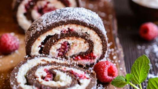 Ρολό σοκολάτας με κρέμα καρύδας και φράουλες 