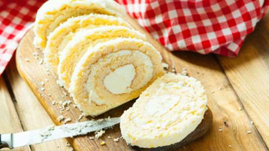 Ρολό βανίλιας με κρέμα μασκαρπόνε και πούδρα αμυγδάλου