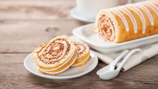 Ρολό λεμονιού με μαρμελάδα από κόκκινα φρούτα και γλάσο λεμονιού