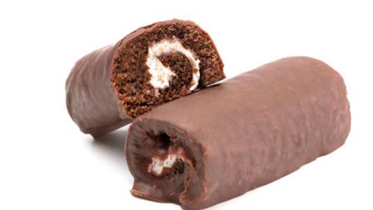 Ρολό σοκολάτας με τυρί κρέμα και γλάσο σοκολάτας 