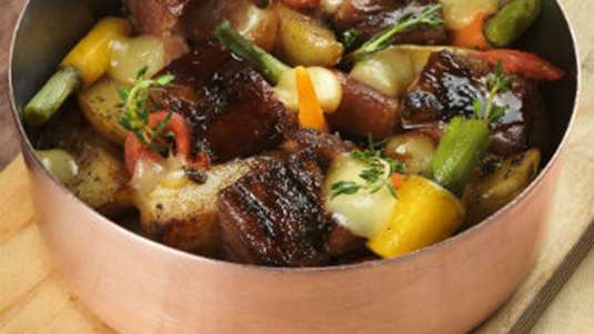 Αρνάκι κλέφτικο με λαχανικά και καπνιστό τυρί Βερμίου (του σεφ Απόστολου Αλτάνη)