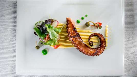 Χταπόδι ξυδάτο με φάβα, κρίταμο και λαδολέμονο