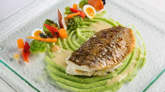 Φαγκρί φιλέτο με πουρέ βασιλικού και σoς λεμονιού