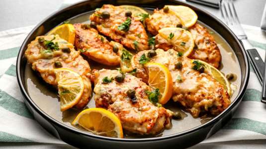 Κοτόπουλο πικάτα με κάππαρη, σκόρδο και λεμόνι στο τηγάνι