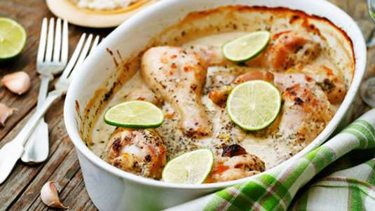 Κοτόπουλο με κρέμα καρύδας, σκόρδο και λάιμ