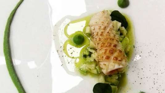 Kαλαμάρι με κολοκυθάκια ταρτάρ, αρακά, πουρέ, ντομάτα και βασιλικό