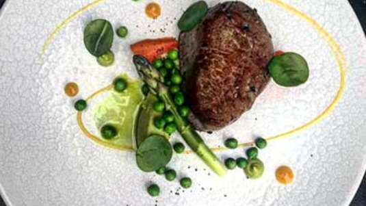 Φιλέτο μοσχαρίσιο με λαχανικά εποχής και πουρέ κολοκύθι