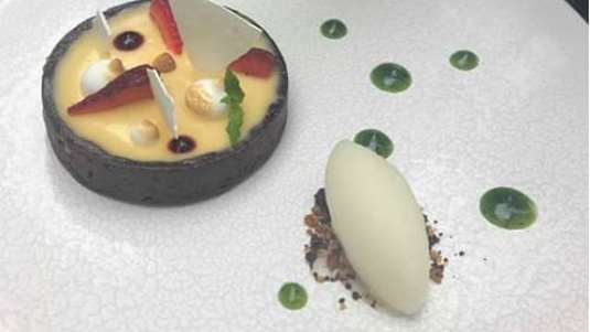 Τάρτα λεμόνι με φράουλες και σορμπέ από μοσχολέμονο και βασιλικό