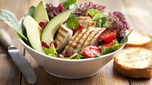 Σαλάτα με κοτόπουλο και σάλτσα μάνγκο 