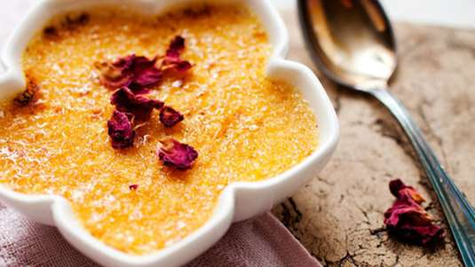 Κρεμ μπρυλέ με καρδάμωμο και ροδόνερο 