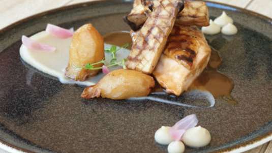 Σιγομαγειρεμένο στήθος κοτόπουλου με αγκινάρες Ιερουσαλήμ, μανιτάρι King oyster και σάλτσα από καφέ εσπρέσο