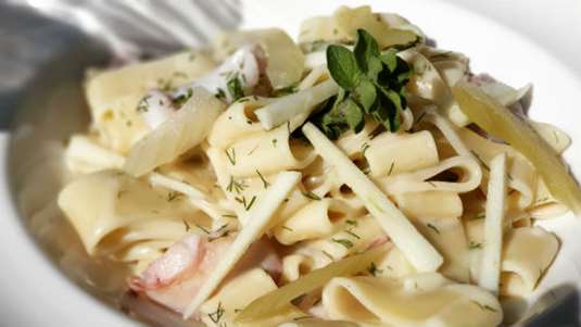 Ζυμαρικά καλαμαράτα με κρέμα σελινόριζας, σέλερι τουρσί, σοταρισμένο θράψαλο με ούζο και φρέσκο ξινόμηλο