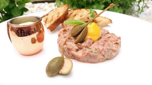 Ταρτάρ από μοσχαρίσιο φιλέτο μαριναρισμένο με ασιατικό στυλ, κρέμα από κρόκο αβγού, ψημένο χωριάτικο ψωμί και μαγιονέζα τρούφας