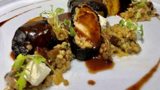 Ρολά κόκορα με γέμιση μανιταριών, μους κόκορα και κρέμα τραχανά με φέτα