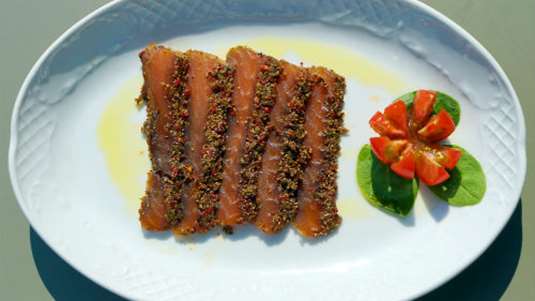 Σολομός μαρινάτος με ούζο, αστεροειδή γλυκάνισο και πιπέρια