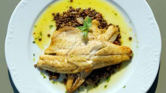 Λαβράκι σοτέ με φακές beluga