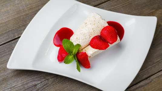 Semifreddo με φράουλες και καρύδα