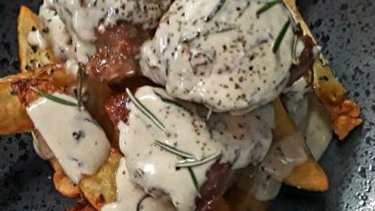 Χοιρινό με σάλτσα γιαουρτιού και πατάτες κυδωνάτες τηγανητές (του σεφ Μανώλη Παπουτσάκη)