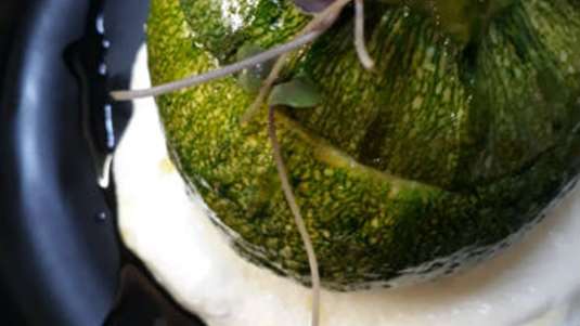 Στρογγυλά κολοκυθάκια γεμιστά με στραπατσάδα και αφρό γαλομυζήθρας (του σεφ Μανώλη Παπουτσάκη)