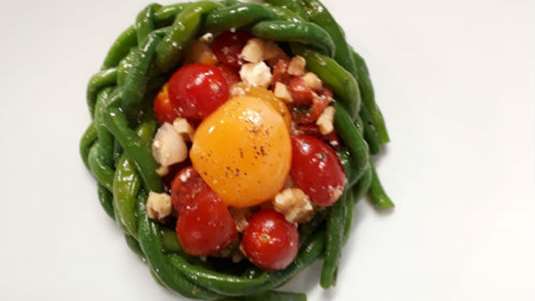 Σαλάτα με ντοματίνια και αμπελοφάσουλα 