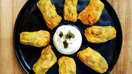 Κολοκυθανθοί γεμιστοί με ρύζι συνοδεία κρέμας κρητικών τυριών