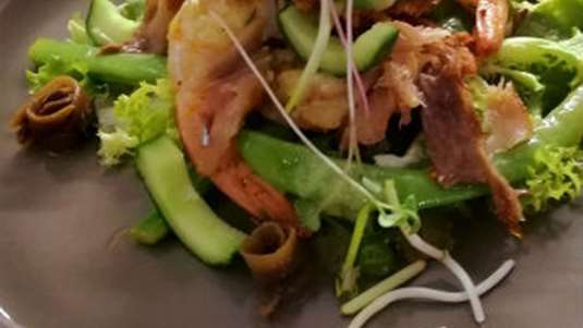 Σαλάτα  με γαρίδες και πατάτες rosti