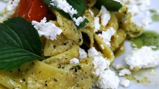 Φλωμάρια με pesto δυόσμου, ανθότυρο φρέσκο και ψητά ντοματίνια