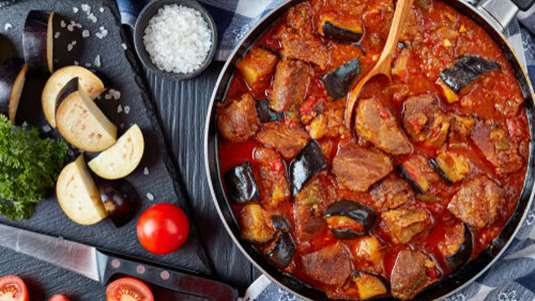 Μοσχαράκι κοκκινιστό με μελιτζάνες