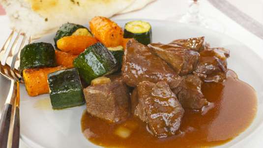 Μοσχαράκι κοκκινιστό με κολοκυθάκια