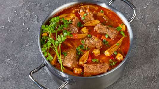 Μοσχαράκι κοκκινιστό με μπάμιες 