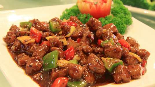 Μοσχαράκι κοκκινιστό με πολύχρωμες πιπεριές 