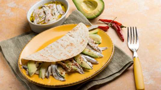 Πιαντίνα (piadina) με αντζούγιες, αβοκάντο και καυτερή πιπεριά