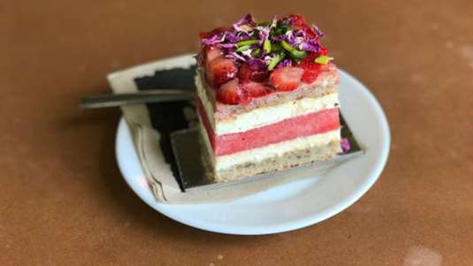 Κέικ με καρπούζι και σοκολάτα σε στρώσεις 