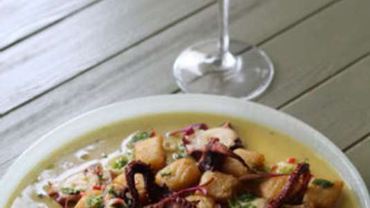 Νιόκι φάβας με χταπόδι