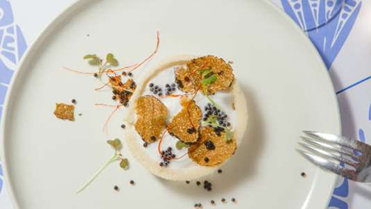 Ταρτάρ τσιπούρας με τρούφα και αφρό λεμονιού