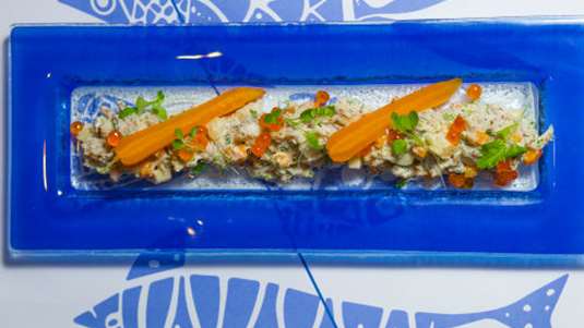 Αθηναϊκή σαλάτα με μπλε καβούρι