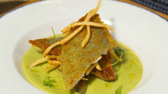 Τσιπούρα με κρούστα μυρωδικών και κρέμα αρακά