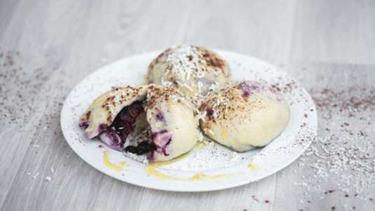 Ντάμπλινγκς με φρούτα του δάσους, σοκολάτα και κακάο