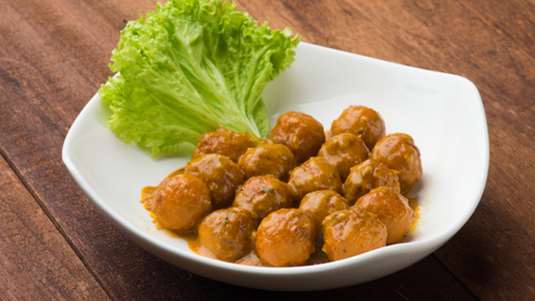 Ψαροκεφτέδες με σάλτσα κάρι