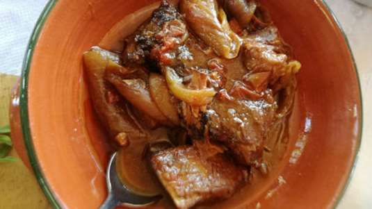 Κατσίκα στη γάστρα με λαχανικά