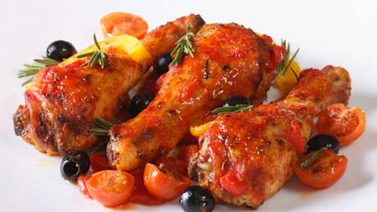 Κοτόπουλο με ντοματάκια, ελιές, βασιλικό και ούζο 